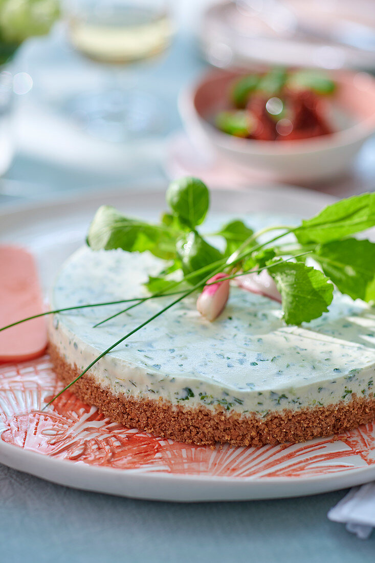 Pikanter Käsekuchen mit Kräutern