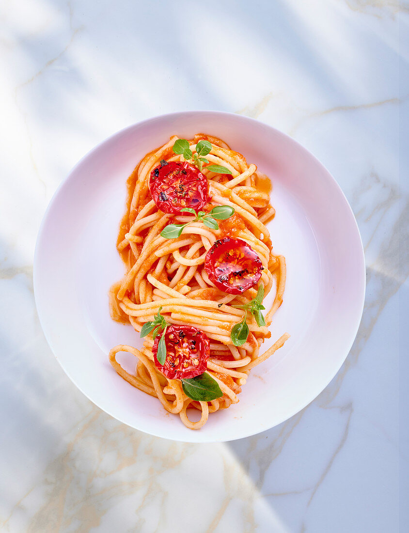 Spaghetti mit Tomaten und Basilikum