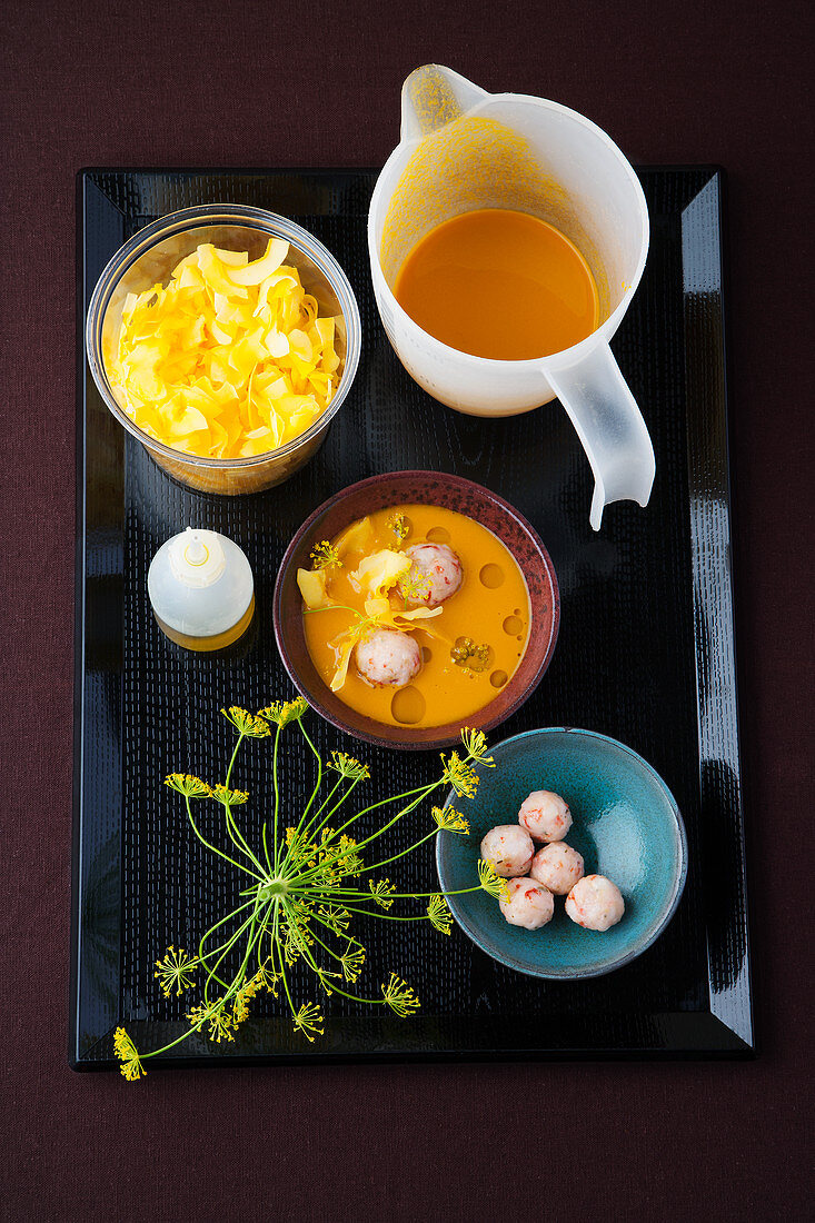 Kürbis-Kokos-Suppe mit Crevettenknödeln und Fenchelblüten