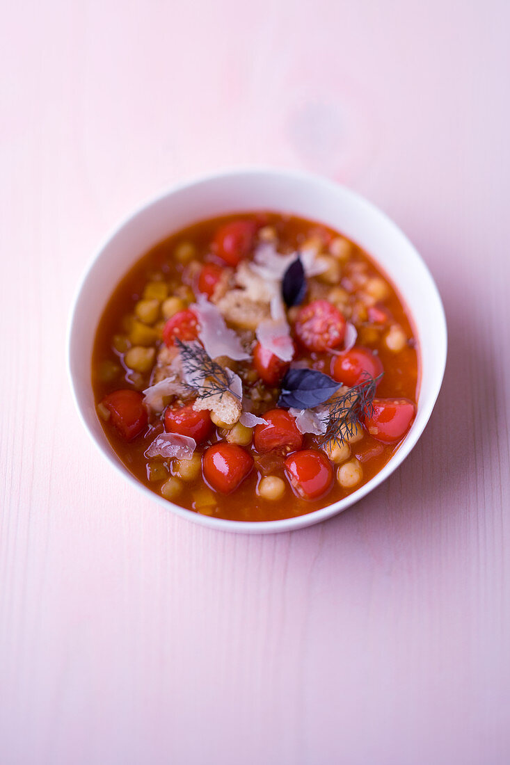 Kichererbsen-Tomaten-Minestrone mit Ajowan-Hummus