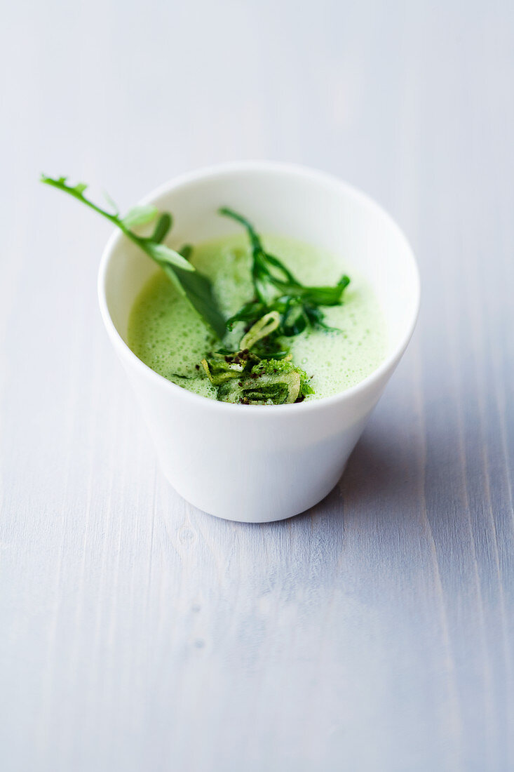 Rucola-Kardamom-Suppe mit Kaffee-Gremolata