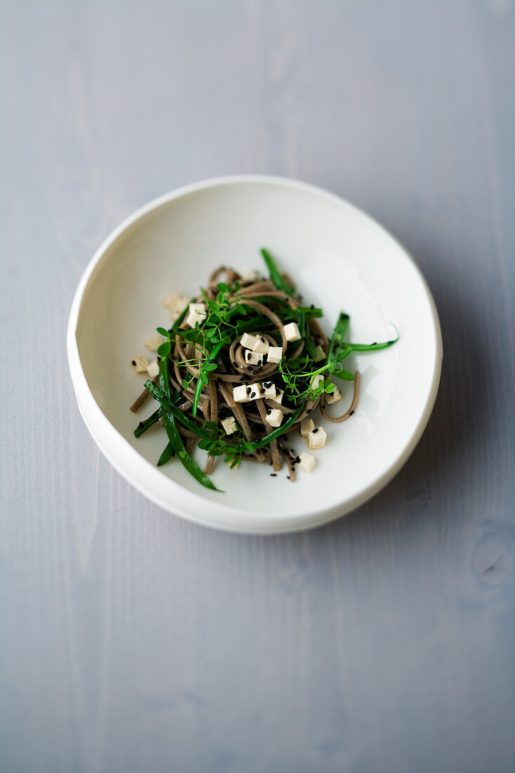 Soba-Nudelsalat mit Tofu und schwarzem Sesam