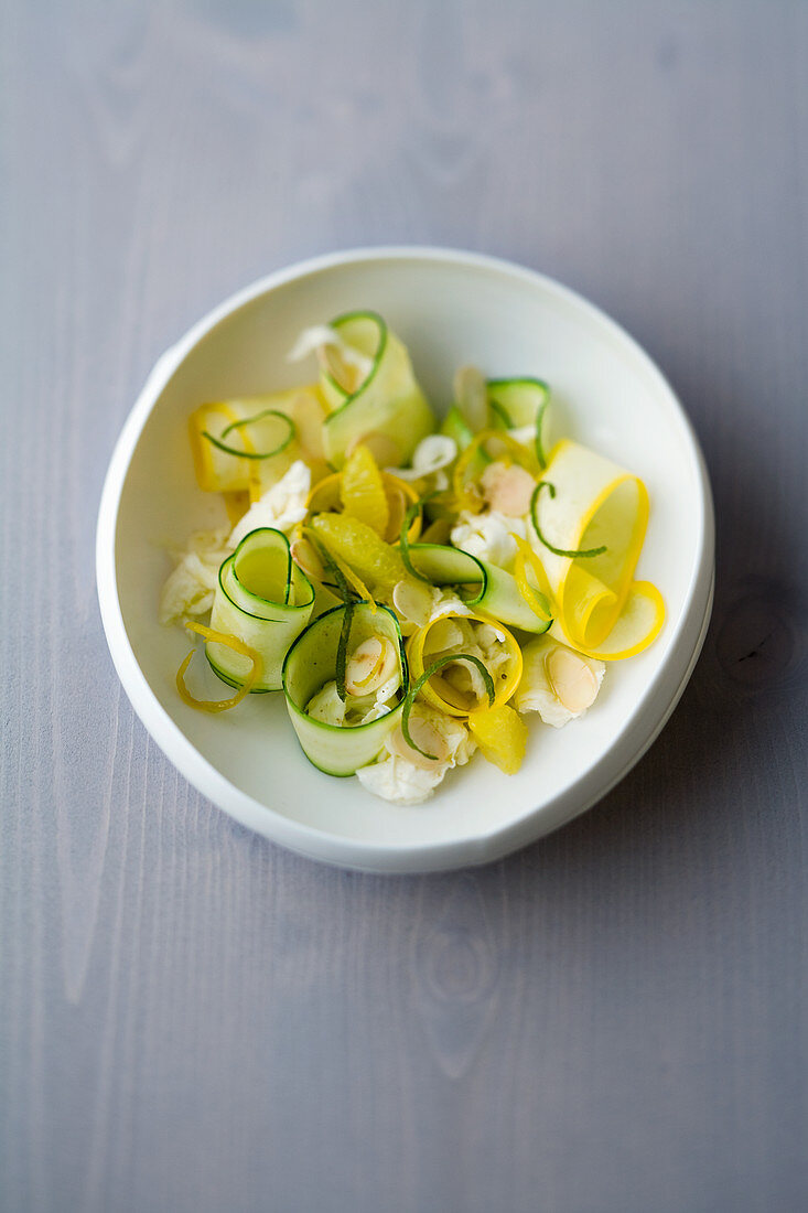 Zucchini-Zitrus-Salat mit Mozzarella und Kardamom