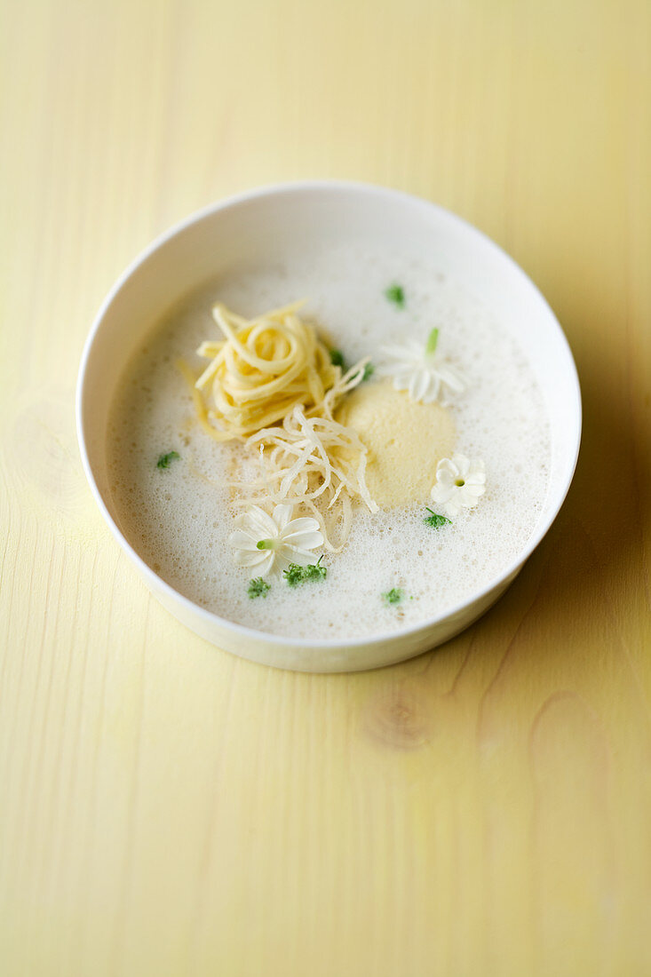 Spargel-Jasminblüten-Suppe mit Ricotta und Reis-Crêpe