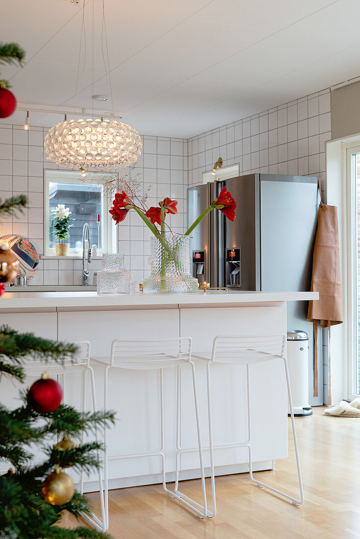 Filigrane Barhocker am Tresen zur offenen Küche an Weihnachten