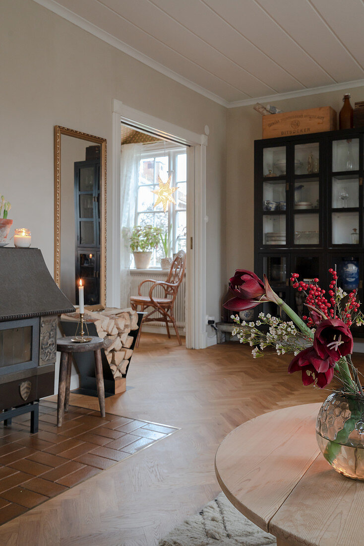 Amaryllis auf dem Couchtisch im klassischen Wohnzimmer