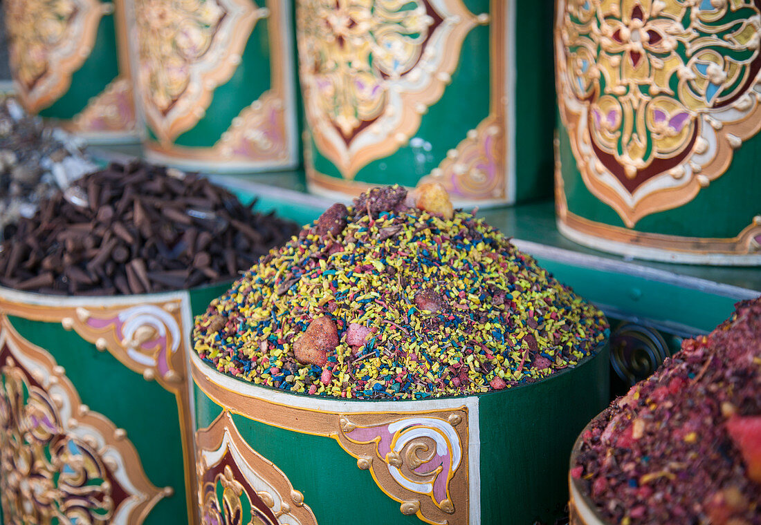 Gewürze auf einem Markt in Marrakesch (Marokko)