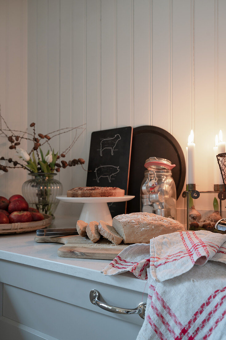 Aufgeschnittenes Brot und Kuchen in winterlicher Landhausküche