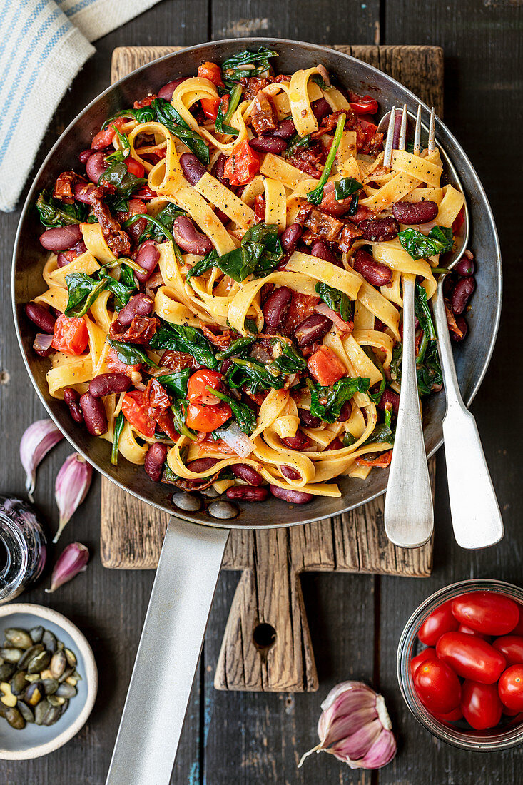 Tagliatelle with red kidney bean, spinach and tomatoes