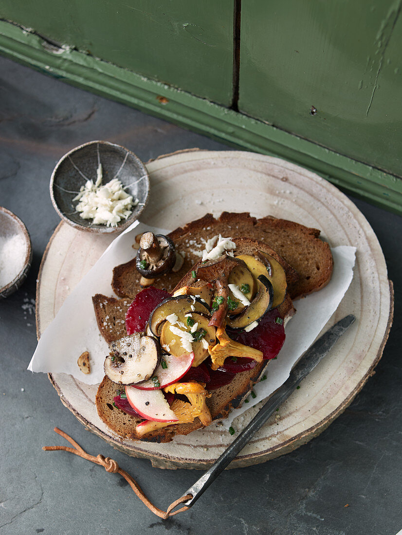 Belegtes Brot mit marinierten Pilzen in Apfel-Schnittlauch-Vinaigrette