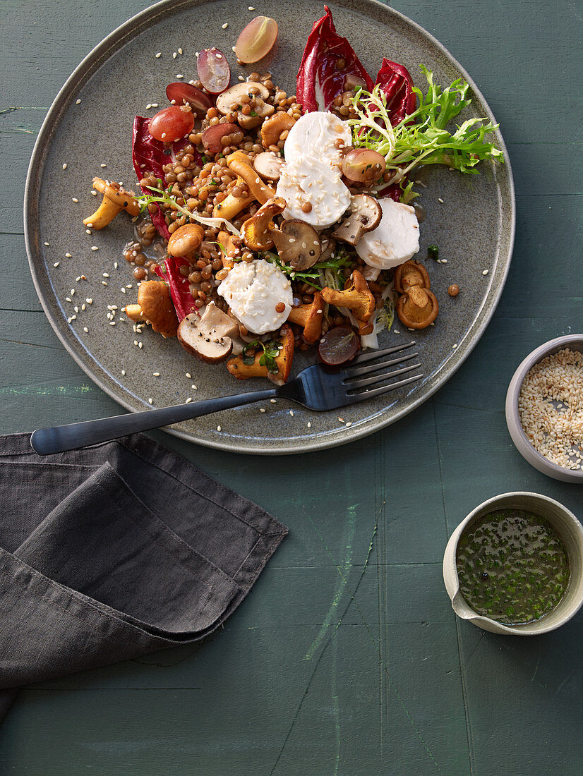 Pikanter Linsen-Pilz-Salat mit Trauben und Ziegenfrischkäse