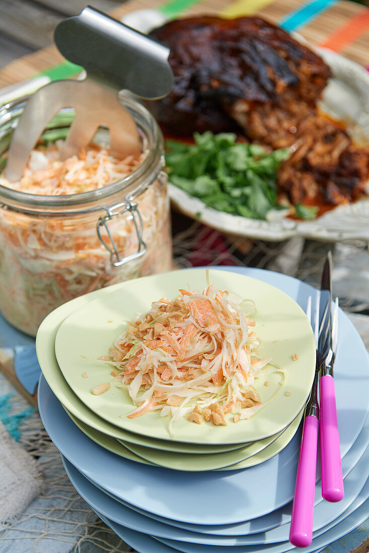 Coleslaw mit Erdnüssen zu Pulled Pork