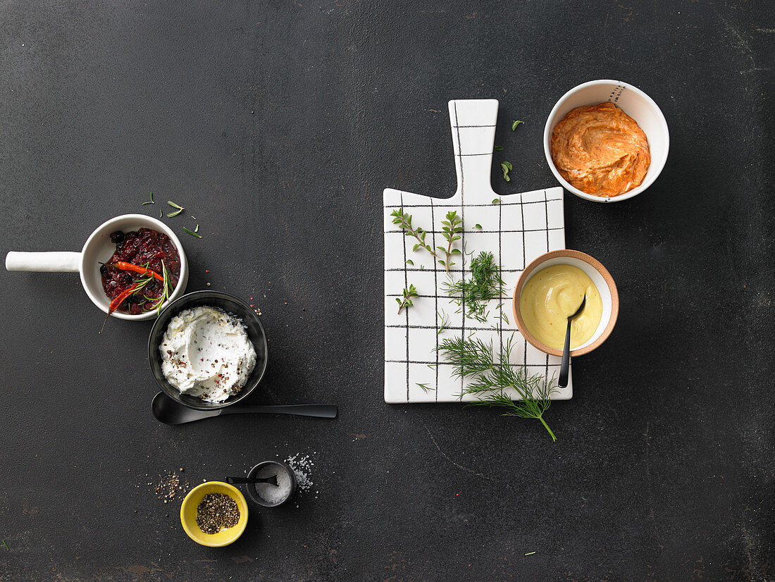 Different sauces: Ajvar fried onion dip, Blitz hollandaise, ricotta and pepper dip with honey, fruity-spicy cranberry and chilli pickles