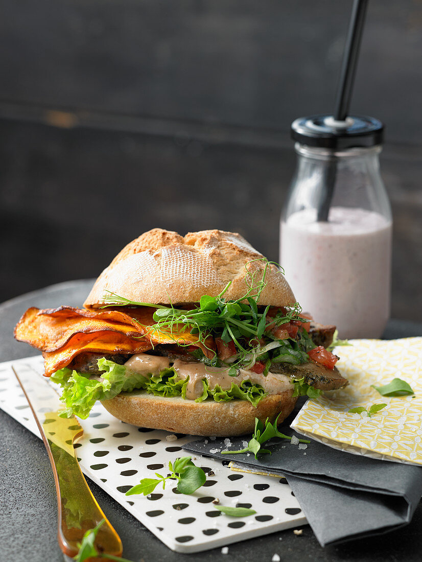 Vegetarisches Schnitzel-Sandwich mit Seitan und Süßkartoffeln