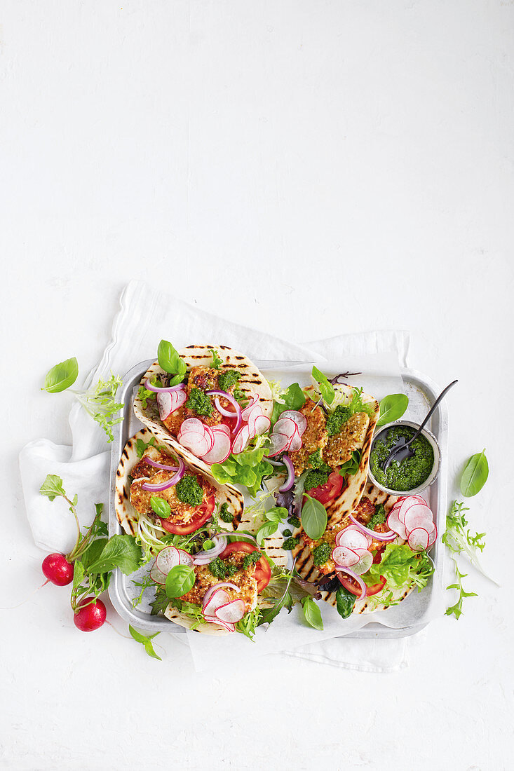 Salat-Wraps mit gebratenem Feta
