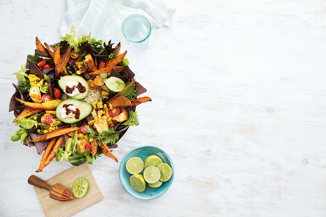 Vegetarischer mexikanischer Halloumi-Salat