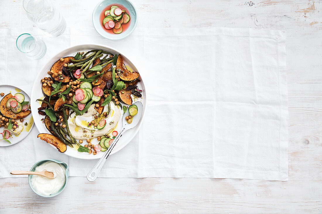 Glasierter gebratener Kürbis-Feigen-Salat mit Hummus und Kichererbsen