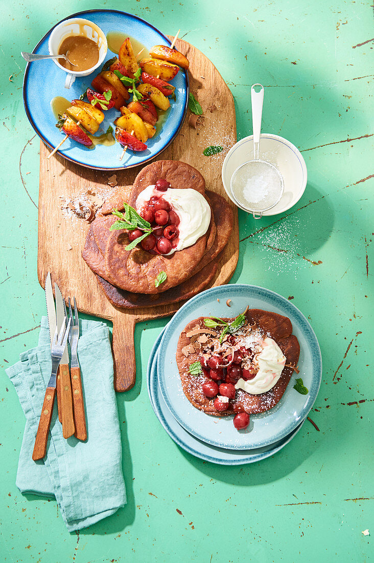 Gegrillte Fruchtspiesse und Schokoflammkuchen mit Sahne und Kirschen