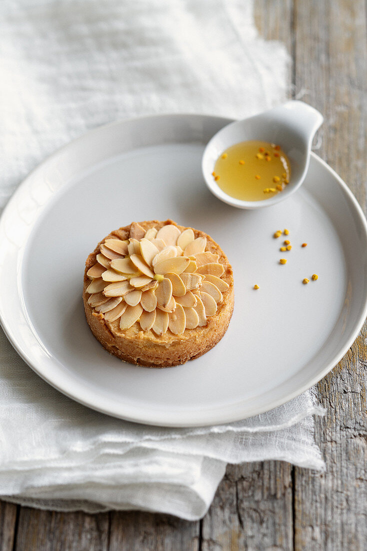 Lemon Curd-Törtchen mit gerösteten Mandeln und Orangenblütenhonig