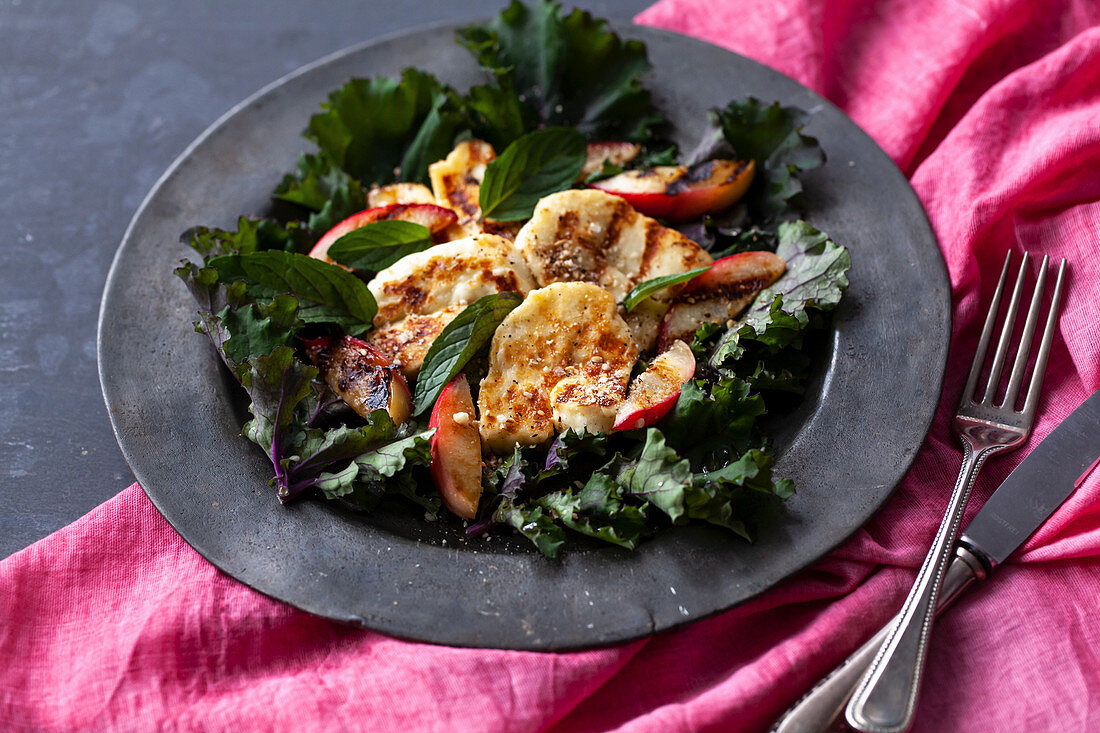 Kale salad with chicken and apple