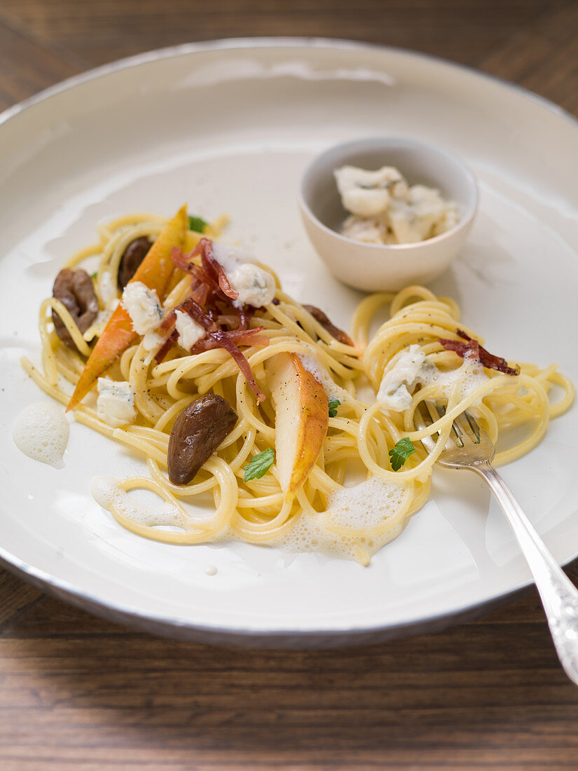 Spaghetti with gorgonzola and pears