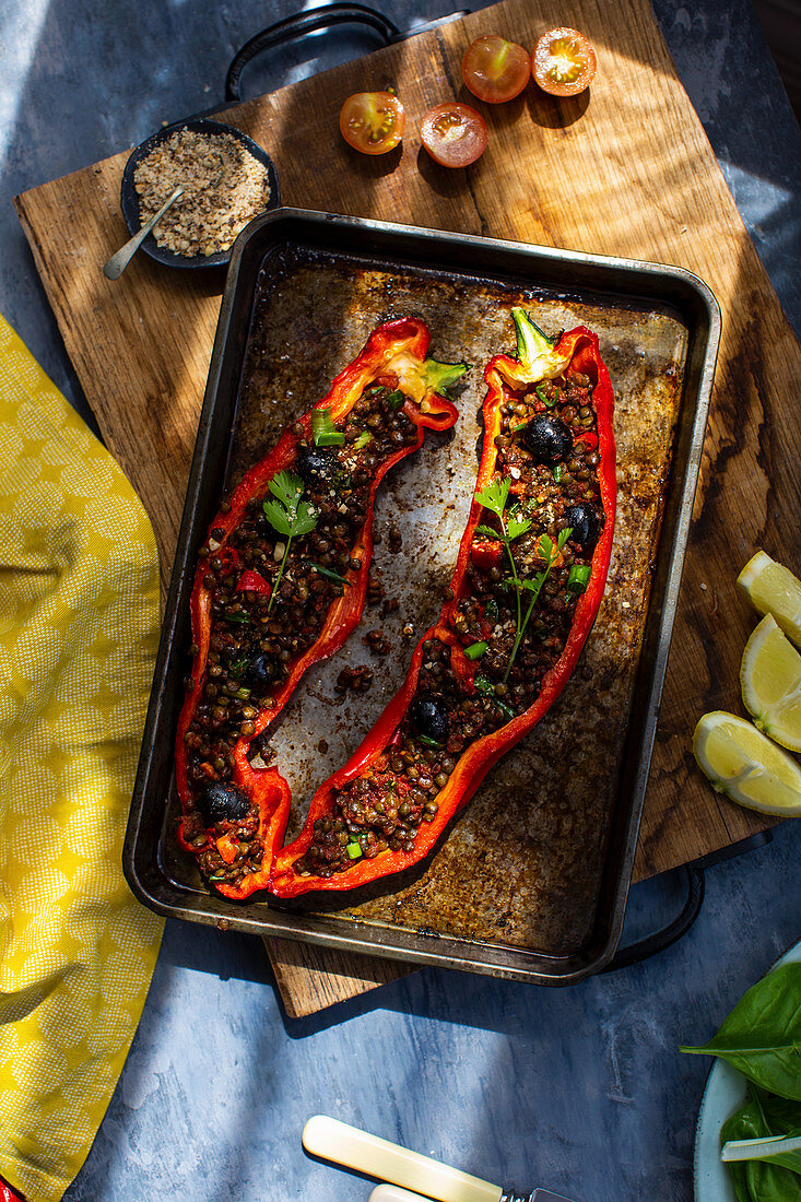 Gefüllte Spitzpaprika mit Linsen, Oliven und Dukkah