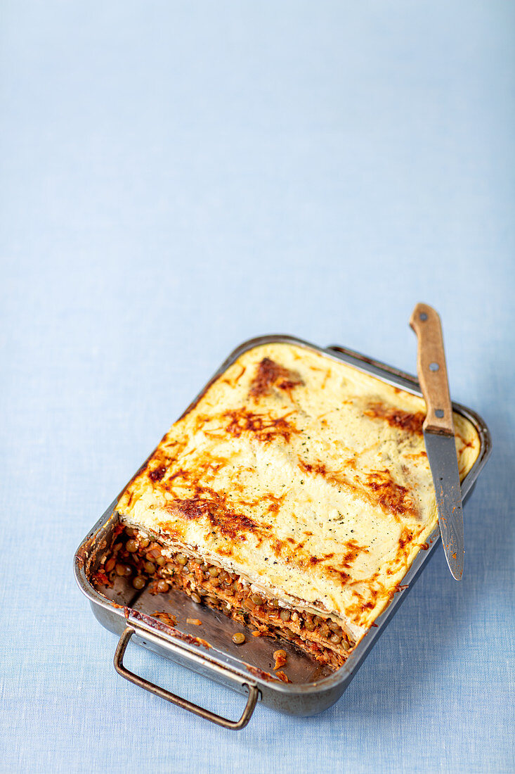 Vegetarische Pfannkuchen-Lasagne mit grünen Linsen