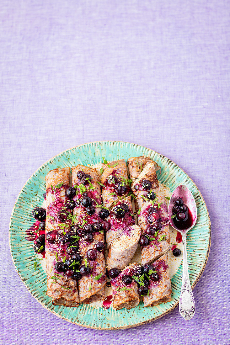 Pfannkuchen mit Quark, Erdnussbutter und karamellisierten Blaubeeren