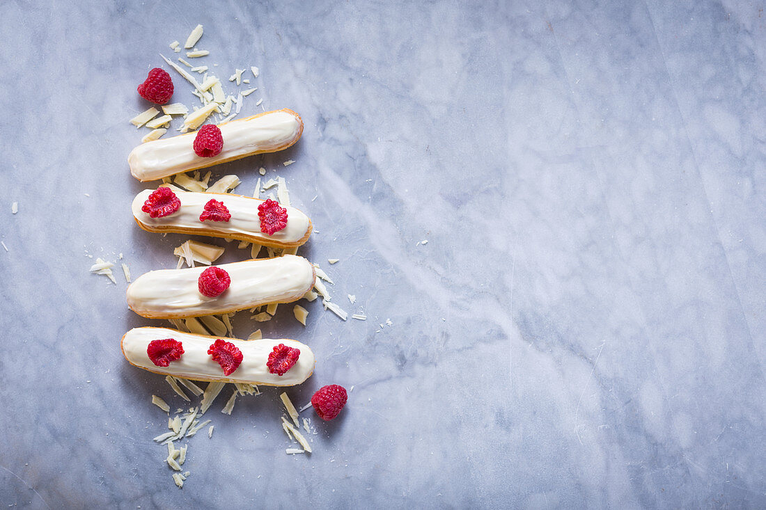 Eclairs mit Himbeeren und weisser Schokolade