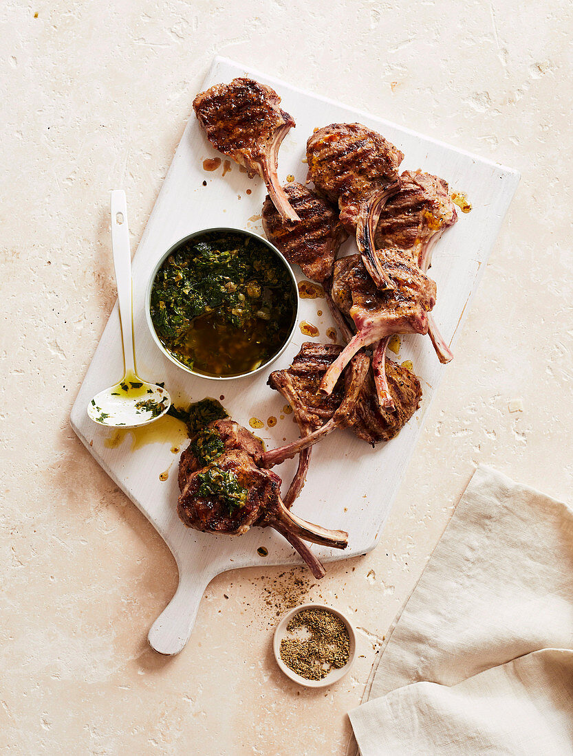 Gegrillte Lammkoteletts mit Salsa Verde