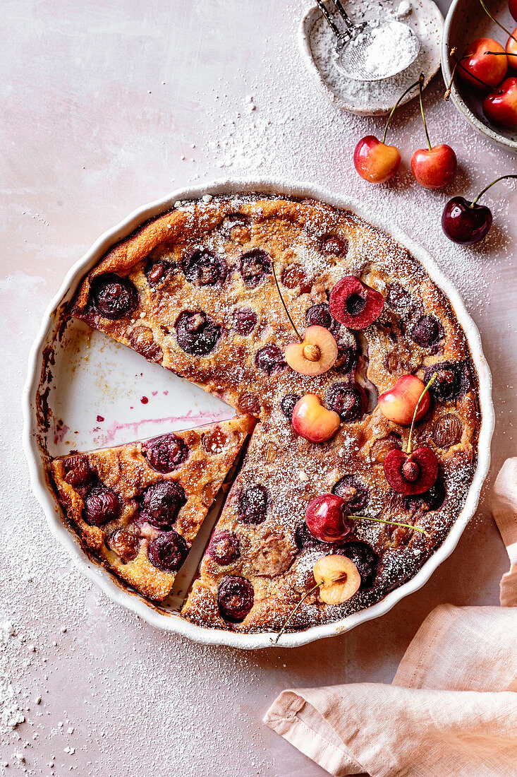 Kirsch-Clafoutis in Bakform, angeschnitten, glutenfrei