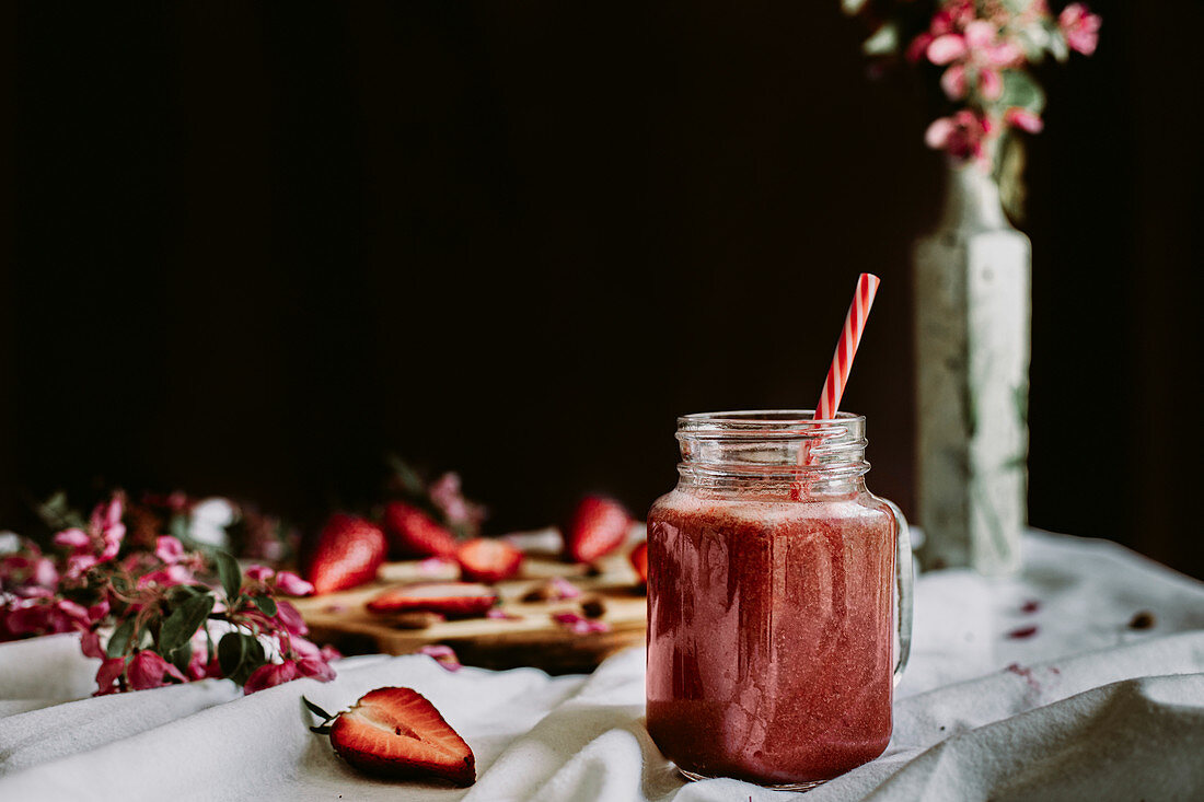 Glaskrug mit Erdbeersmoothie