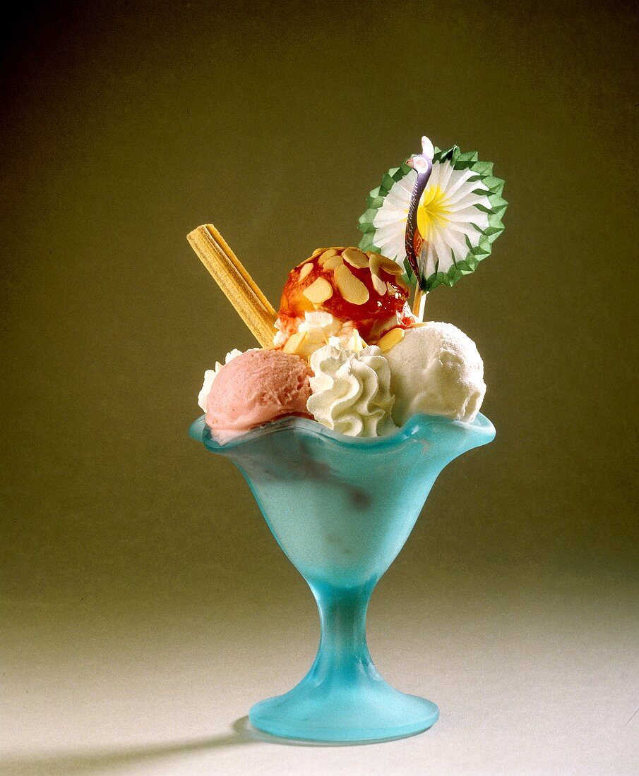 Eisbecher mit Vanille- & Erdbeereis, Sahne, Erdbeersauce