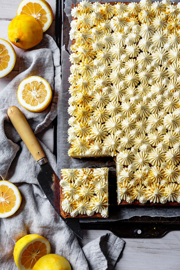 Zitronenblechkuchen mit Frischkäseglasur und Bienenpollen