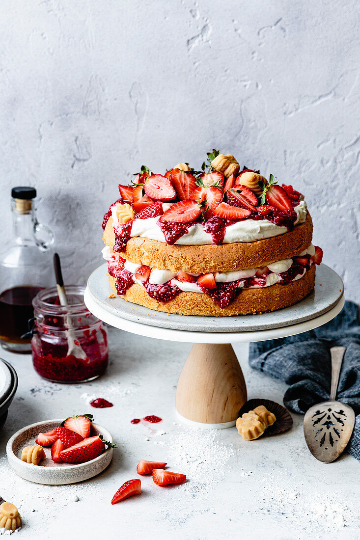 Strawberry sponge cake with maple candies