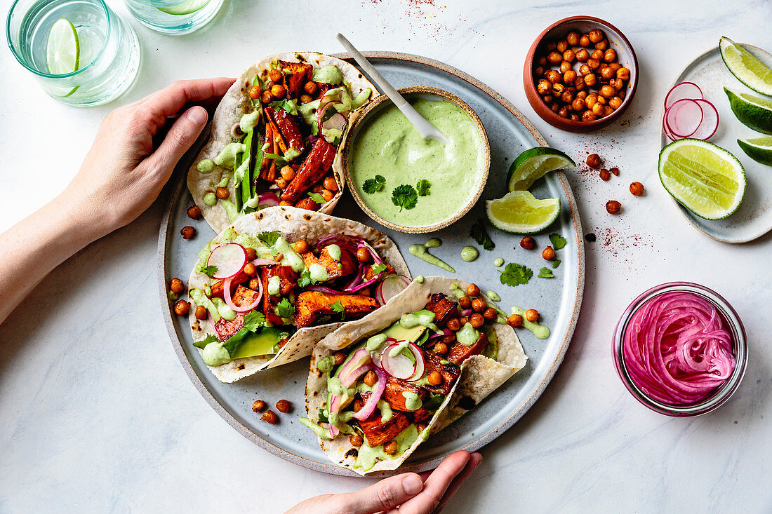 Süßkartoffel-Kichererbsen-Tacos mit Korianderdip