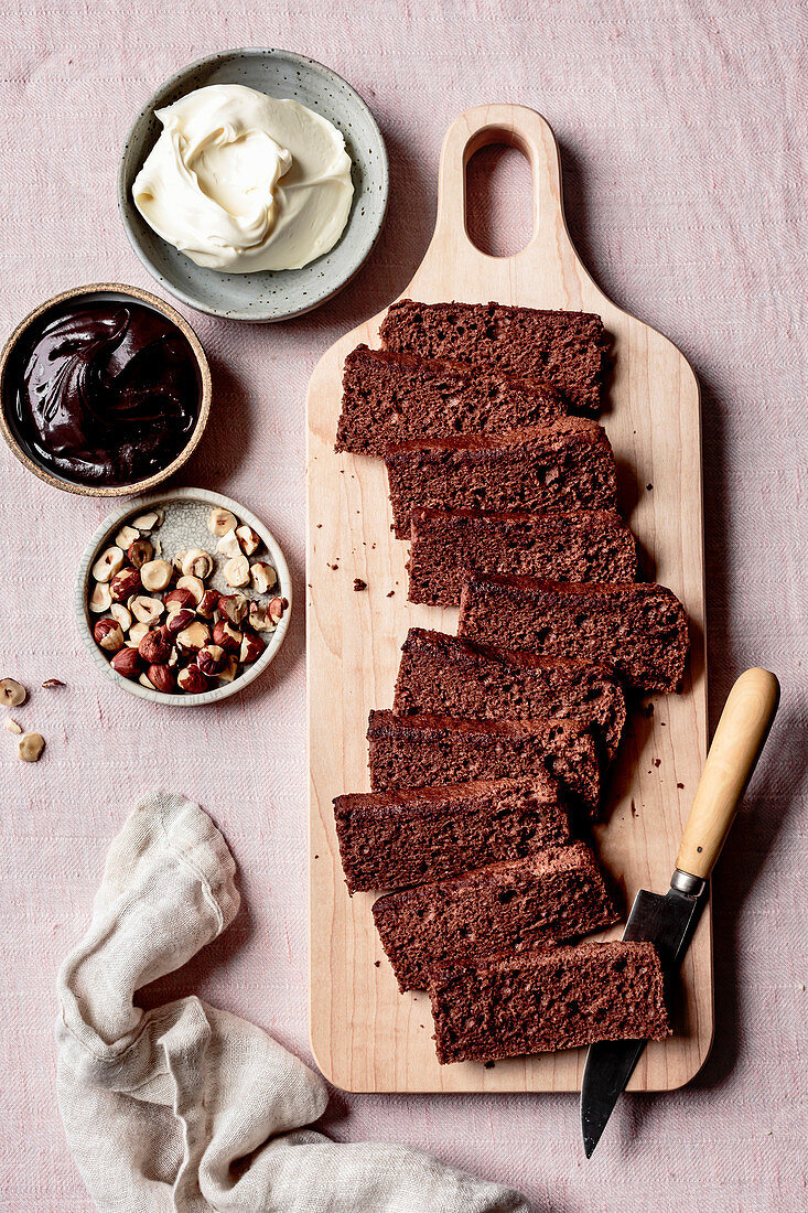 Zutaten für Schokoladen-Tiramisu-Kuchen mit Haselnüssen