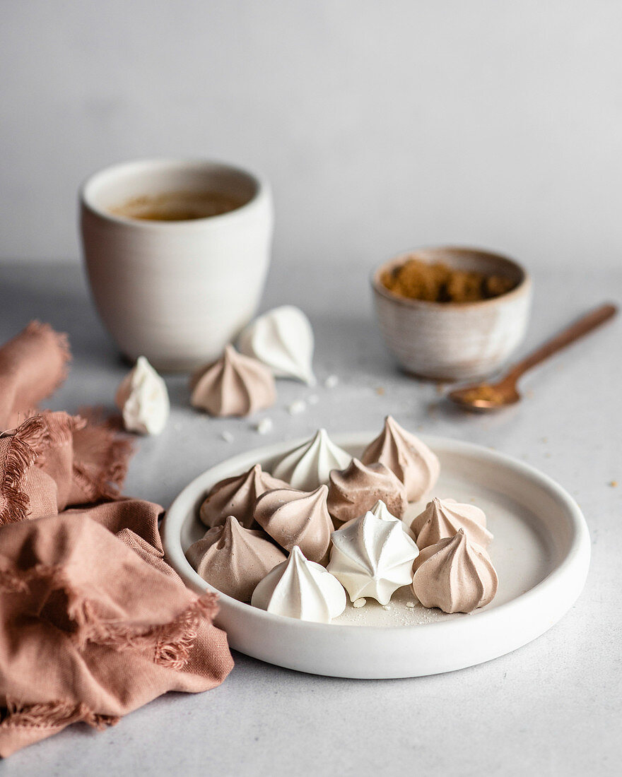 White and brown meringues