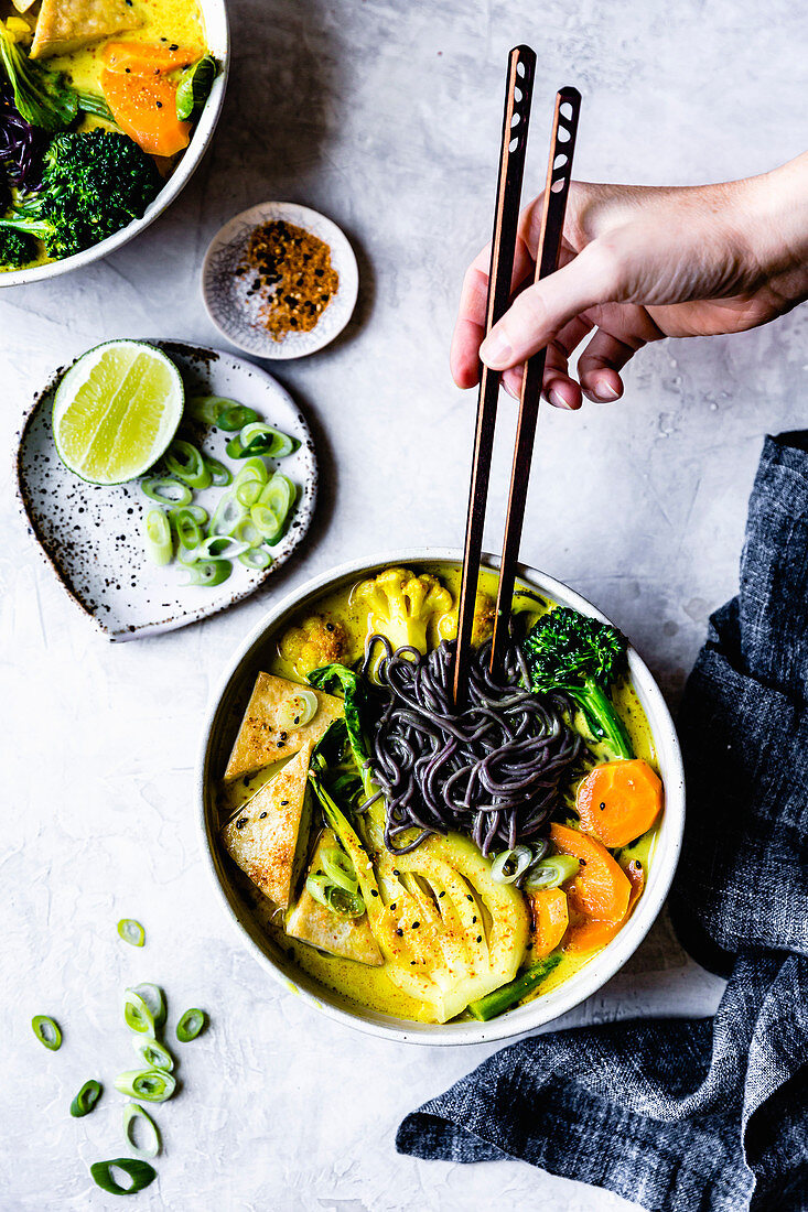 Thailändisches Gemüse-Curry mit schwarzen Reisnudeln und Tofu
