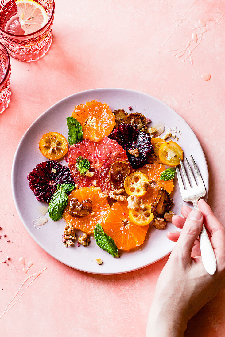 Zitrusfrüchtesalat mit Rosenwasser, Datteln und Walnüssen