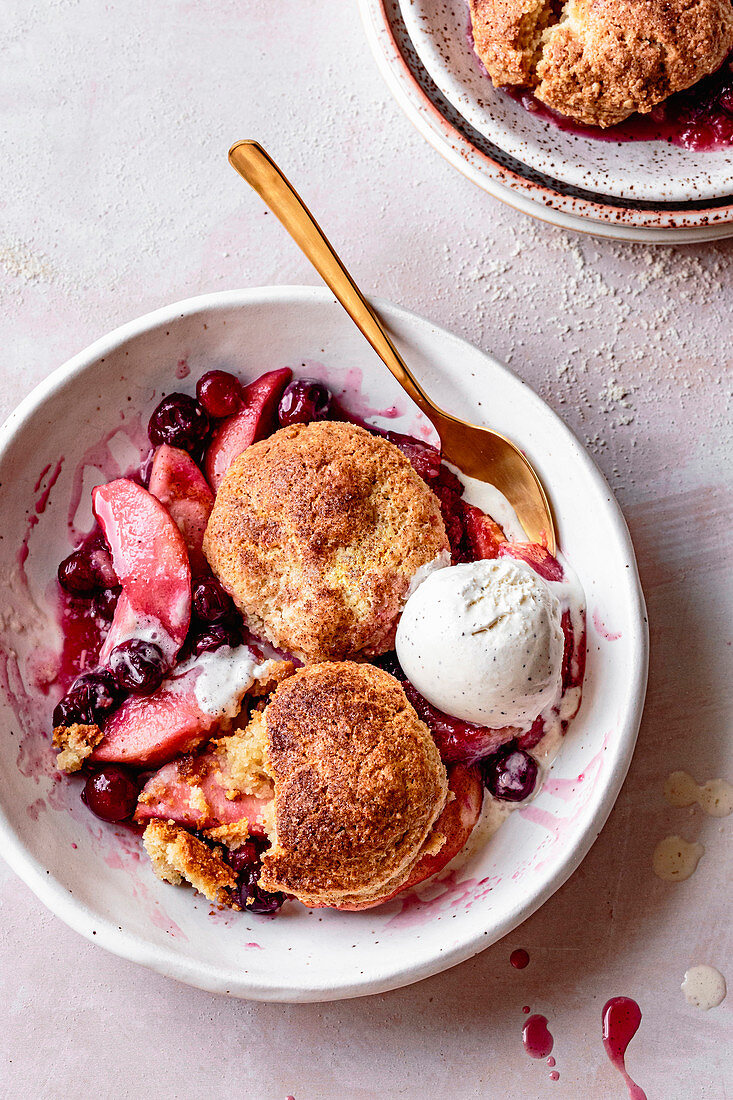 Cranberry-Apfel-Cobbler serviert mit Eis