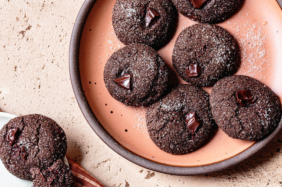 Double Chocolate Cookies mit Ingwer auf Teller