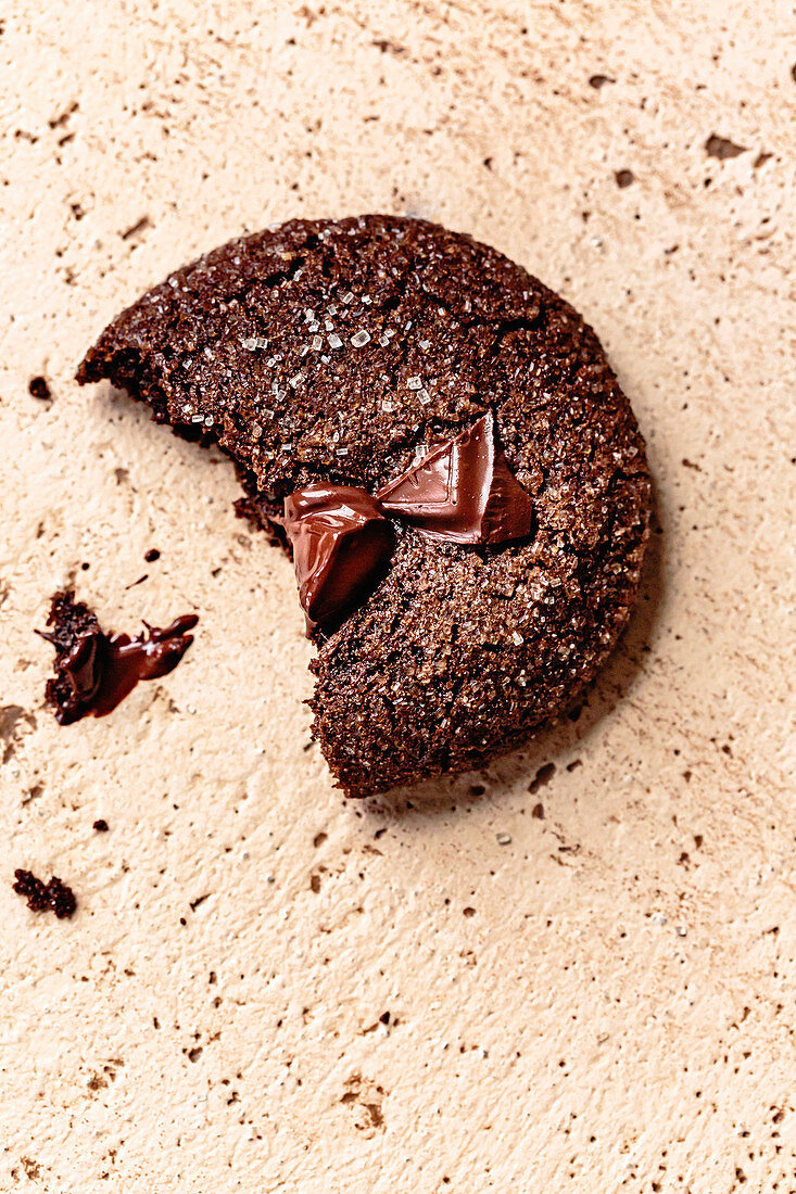 Double Chocolate Cookie mit Ingwer, angebissen
