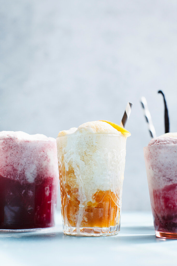 Verschiedene Ice Cream Floats mit Früchten und Lavendel