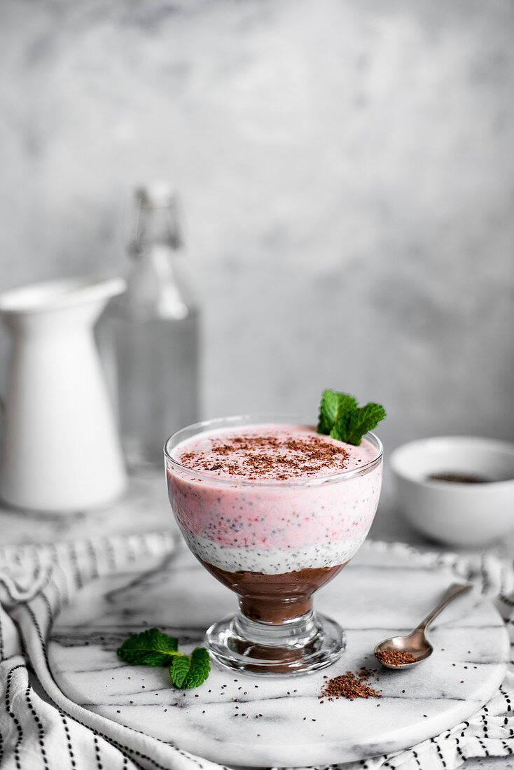 Dreischichtiger neapolitanischer Chia-Pudding mit Minze