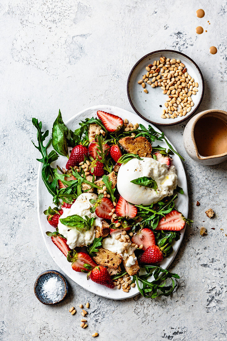 Panzanella mit Burrata, Erdbeeren und Pinienkernen