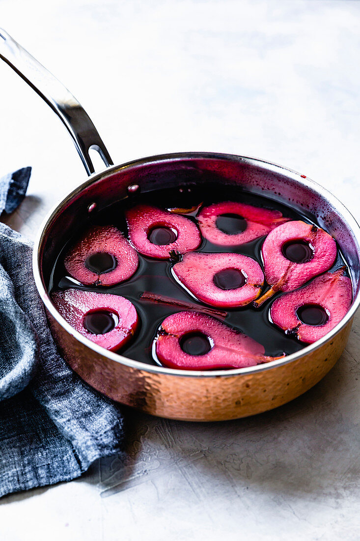 Birnenhälften in Rotwein pochiert