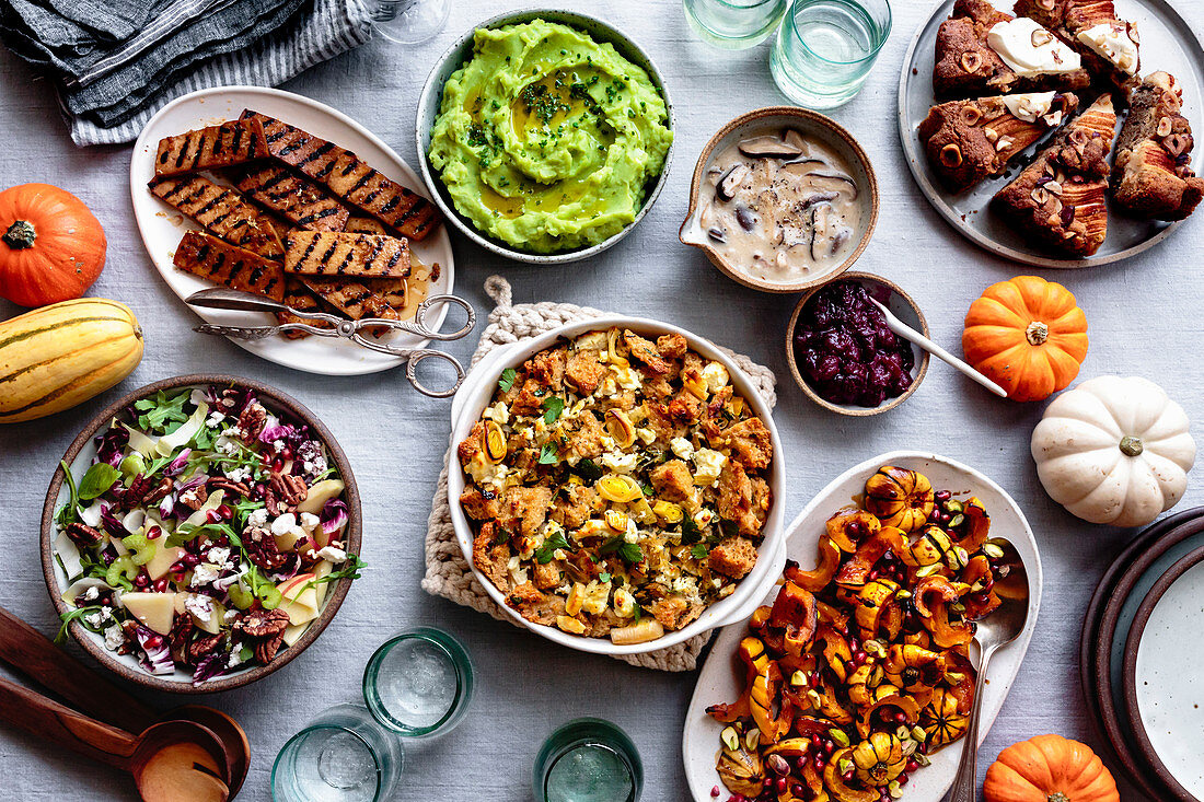 Verschiedene vegetarische, glutenfreie Gerichte zum Erntedankfest