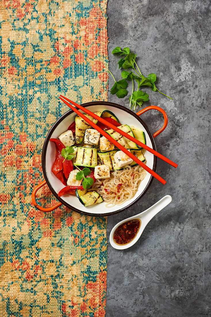 Nudel-Bowl mit gegrilltem Tofu und Gemüse (Asien)