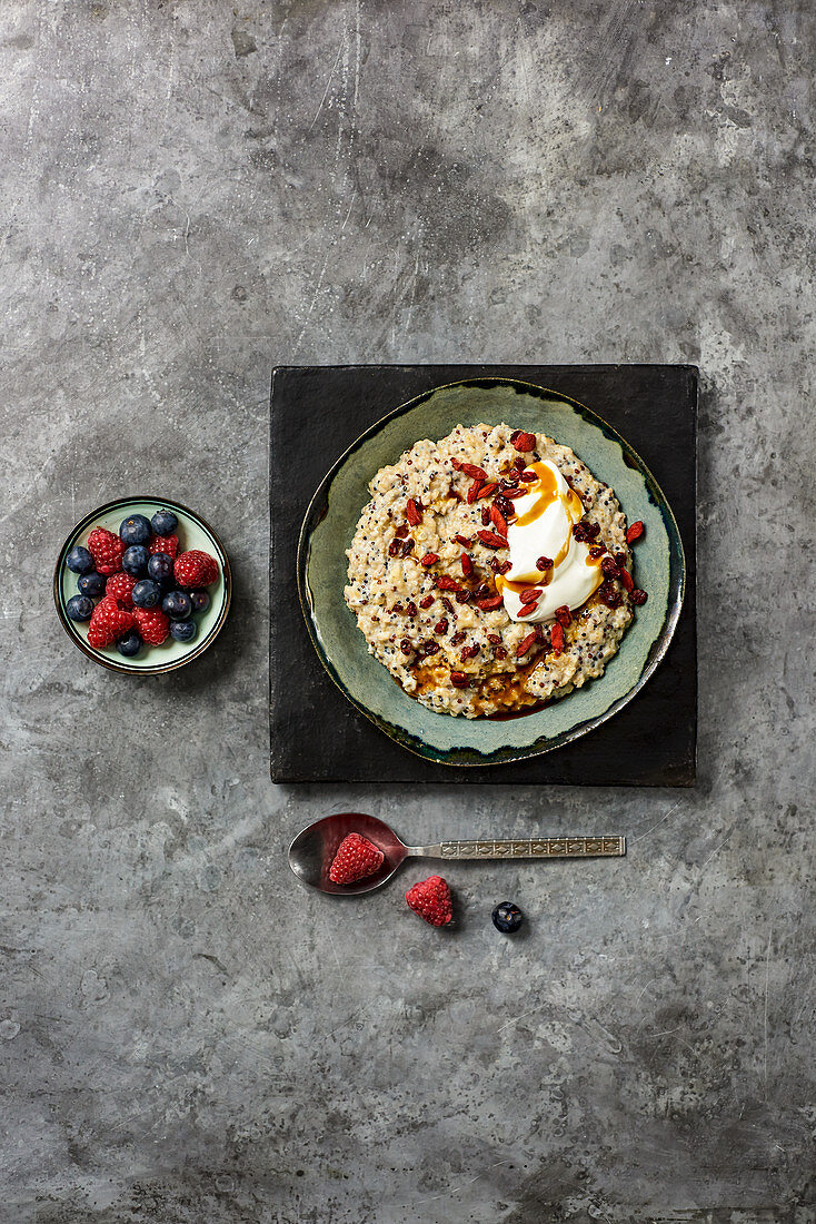 Quinoa-Frühstücksbrei mit Kokos, Banane, Goji und frischen Beeren